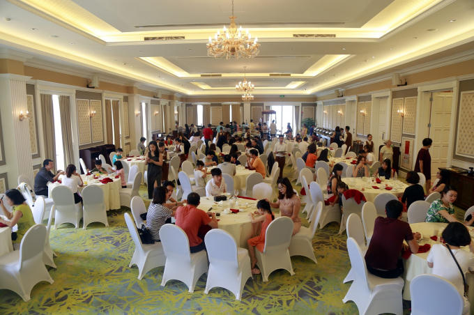 Nhà hàng chính của khu quần thể - Royal với các món ăn tươi ngon với nguồn nguyên liệu tươi ngon sạch sẽ được lấy từ nông trang FLC Eco Farm đã “lấy lòng” bao thực khách. Ngoài những món ăn theo set menu, Royal còn phục vụ buffet theo các chủ đề rất độc đáo trong kỳ nghỉ lễ như “Vòng quanh thế giới”, “Đông Tây hội ngộ”, “Hương vị đồng quê Việt Nam”, “Rừng &amp; biển giao thoa”…