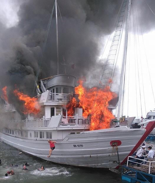 Vụ hỏa hoạn đã khiến cho nhiều du khách hoảng loạn phải nhảy xuống biển thoát thân.