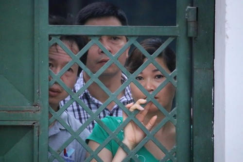 Cho tới giờ chuẩn bị gọi thí sinh vào phòng thi rất nhiều phụ huynh vẫn nán lại nhìn vào phía hội đồng thi. (Ảnh: Người đưa tin)