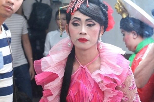 Những trang phục của Hoài Linh trong các vai diễn như thế này đều được thiết kế tỉ mỉ, lộng lẫy thể hiện tính cách chua ngoa, đanh đá.