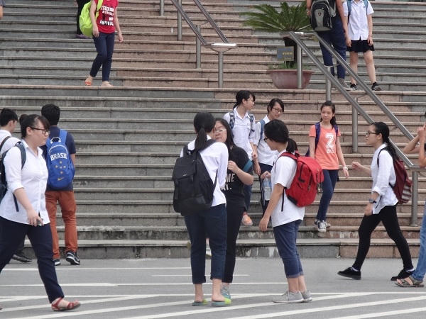 Dù đã kết thúc môn thi, nhưng các em vẫn cố gắng trao đổi đáp án với các bạn về đề thi "khó nhằn" hôm nay.