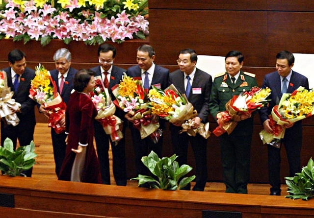 Chủ tịch Quốc hội Nguyễn Thị Kim Ngân tặng hoa chúc mừng các Bộ trưởng - Trưởng ngành vừa được phê chuẩn.