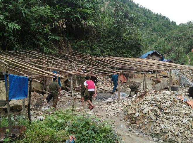 Lán trại các đối tượng khai thác vàng trái phép dựng lên trong rừng để hoạt động khai thác.