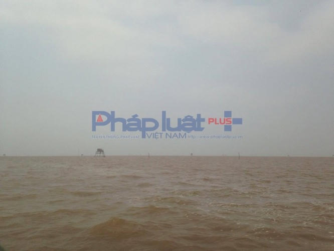 Khu vực bãi triều trên biển thuộc địa phận xã Thụy Trường (huyện Thái Thụy, tỉnh Thái Bình) bị các đối tượng tự ý lấn chiếm trái phép, cắm cọc, dựng chòi, quây vây nuôi thả ngao vạng, không thuộc vùng qui hoạch của UBND huyện Thái Thụy. Ảnh: Trung Du.