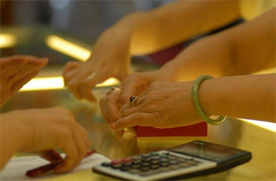 Gi&aacute; v&agrave;ng biến động kh&oacute; lường, ch&ecirc;nh lệch tr&ecirc;n 1 triệu đồng/lượng (ảnh minh họa).