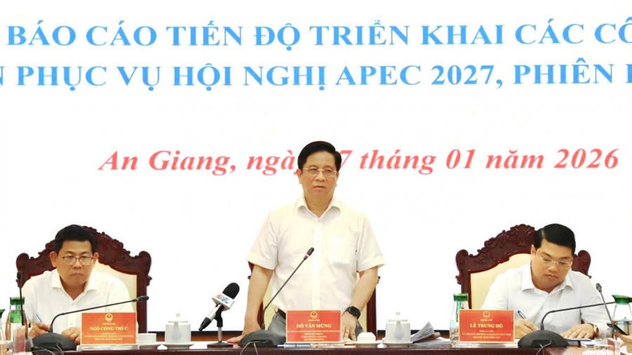 Chủ tịch UBND tỉnh Hồ Văn Mừng phát biểu chỉ đạo tại cuộc họp