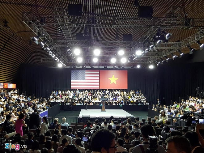 Bên trong hội trường GEM Centre, 800 bạn trẻ đã sẵn sàng để chào đón Tổng thống Obama. (Ảnh: Zing.vn)
