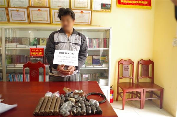 Chủ tàu cùng tang vật bị thu giữ. (Ảnh: Quốc Toản)
