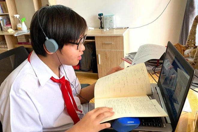 Lịch học thêm kín mít nên việc vừa làm bài vừa ăn cơm, ngủ 4-5 tiếng với học sinh là chuyện bình thường. (Ảnh minh họa)