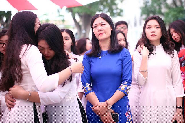 Trao nhau những cái ôm thắm thiết trong buổi chia tay.
