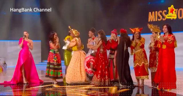 Lương Thuỳ Linh (ngoài cùng bên phải) cùng 9 thí sinh có dự án nhân ái xuất sắc nhất vào thẳng top 40 cuộc thi Hoa hậu Thế giới 2019.