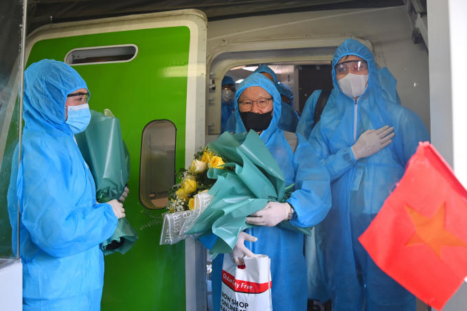 HLV Park Hang Seo cùng những món quà tinh thần từ đội ngũ Bamboo Airways.