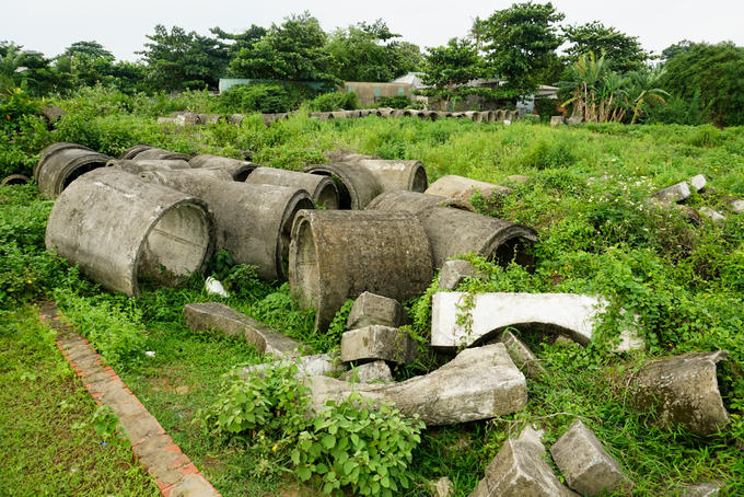 Hàng trăm ống thoát nước, hố ga, sắt thép... nằm chỏng chơ giữa bụi rậm khắp khu dân cư