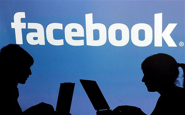 Sử dụng công cụ Facebook đối thoại giữa chính quyền và doanh nghiệp. (Ảnh: Internet).