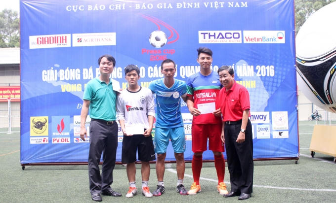 Vua phá lưới được chia cho 3 cầu thủ: Cầu thủ Nguyễn Phương (giữa) của đội bóng Liên quân Báo Thể thao nhận danh hiệu Vua phá lưới cùng cầu thủ Thế Mẫn (HTV) và Thanh Tùng (Binhluan.net) do cùng ghi được 4 bàn thắng (ảnh Hoàng Tùng).