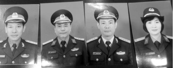 Đối tượng Hoa Hữu Long (thứ hai – bên phải sang) và các đồng phạm mang quân phục, cấp hàm, phù hiệu giả.
