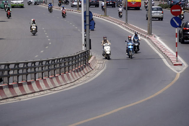 Lưu thông trên mặt đường khi không có bóng mát là trải nghiệm khổ ải với rất nhiều người dân.
