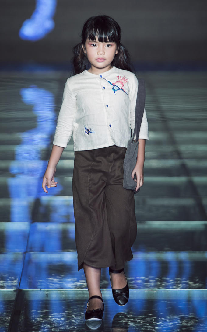 Luôn hướng đến những mẫu thiết kế truyền thống, mang đậm nét văn hóa dân tộc, Nâu by Lan Chi (Nâu Corner) mang đến VJFW2017 BST mùa hè dành cho các bạn nhỏ với những họa tiết thêu tay, đính kết, đắp nối vừa mang nét cổ xưa, lại vừa đảm bảo độ tỉ mỉ, tinh xảo vốn gắn liền với thương hiệu của Nguyễn Lan Chi.