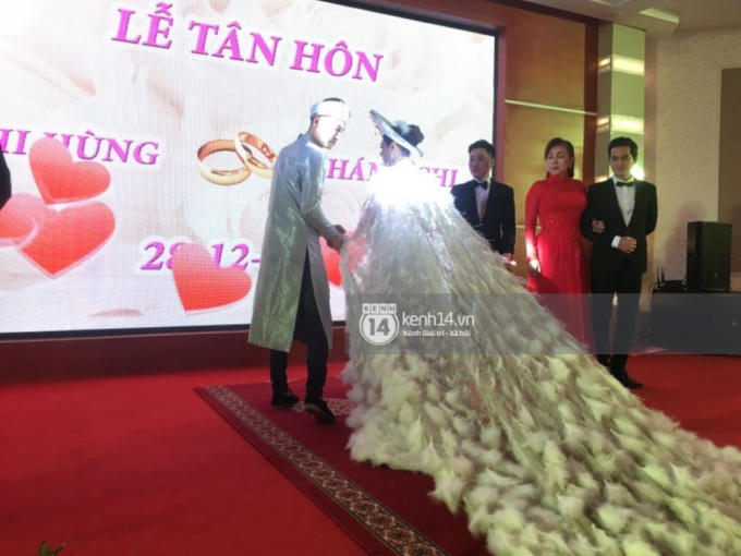 Hai vợ chồng hạnh phúc trong ngày trọng đại.