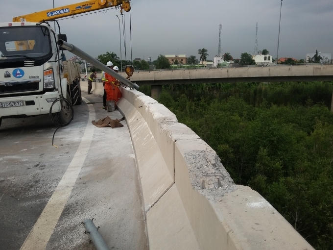 Lan cang cầu bằng sắt bị tông gãy.