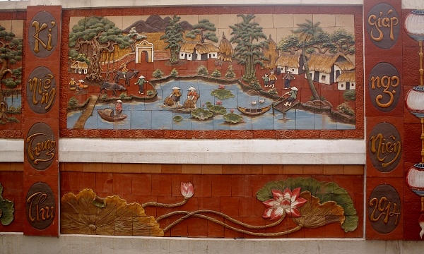 Cạnh bức tranh còn có những câu đối thể hiên niềm tự hào về dân tộc.