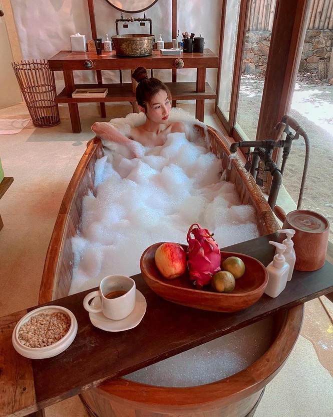 Diễm My 9x tiếp tục ‘đốt mắt’ fans với ảnh tắm bồn, nội y ren - ảnh 4