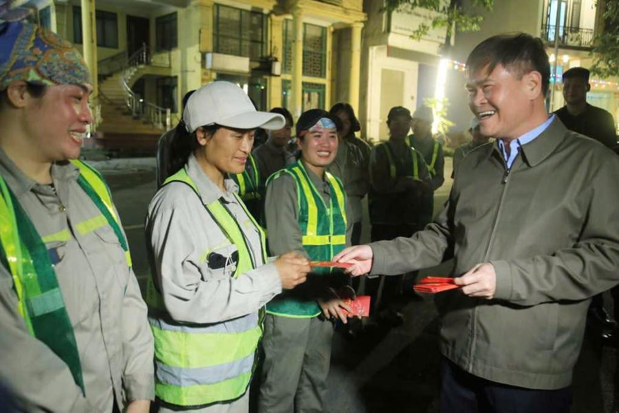 Chủ tịch UBND tỉnh Quảng Ninh thăm hỏi, lì xì và động viên công nhân vệ sinh môi trường đang làm nhiệm vụ trong đêm Giao thừa Xuân Bính Ngọ 2026.