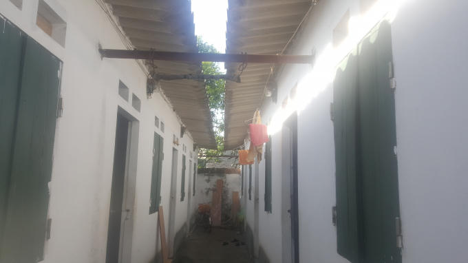 Hầu hết những dãy trọ này mái che đều được lợp bằng tấm lợp xi măng nên rất nóng.