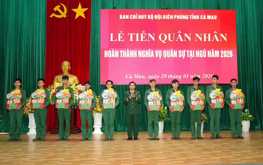 Đại tá Phạm Minh Giang - Bí thư Đảng ủy, Chính ủy Ban Chỉ huy BĐBP tỉnh Cà Mau tặng quà động viên quân nhân hoàn thành nghĩa vụ trở về địa phương.