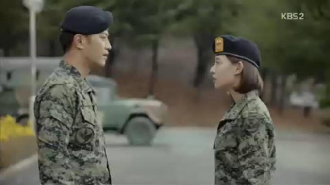 Hậu duệ mặt trời tập 13: Song Hye Kyo giật bắn mình, thảng thốt khi bạn trai bị thương nặng