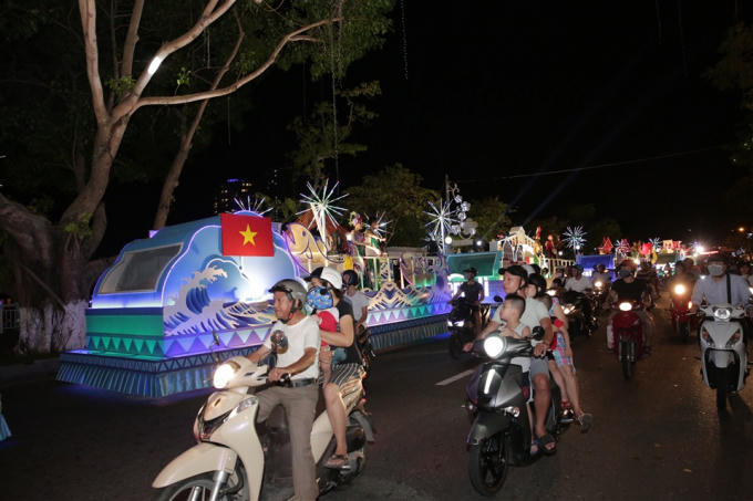 Người dân đồng hành cùng đoàn xe và ngắm nhìn biểu tượng những cây cầu biểu tượng cho TP Đà Nẵng cũng như các nước tham dự cuộc thi: Ba Lan, Pháp Mỹ, Thụy Điển, Bồ Đào Nha...