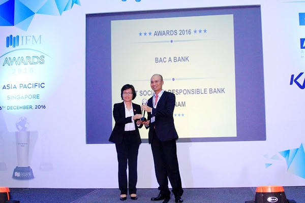 Ông Chu Nguyên Bình – Phó Tổng Giám đốc BAC A BANK đại diện cho ngân hàng đón nhận giải thưởng.