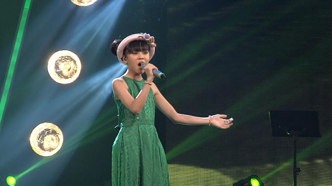 Thùy Anh duyên dáng với liên khúc "Bèo dạt mây trôi - Em tôi".