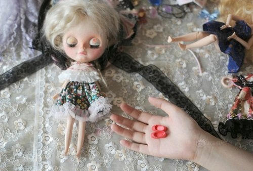 Nữ sinh kiếm bộn tiền nhờ nghề chơi cùng búp bê