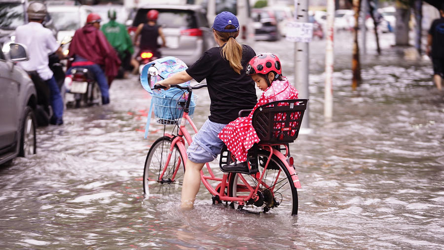 Dân Sài Gòn bì bõm lội nước về nhà, sau cơn mưa đầu mùa - 12
