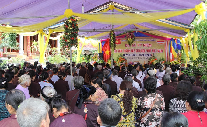 Đông đảo các Phật tử thạm dự buổi lễ.