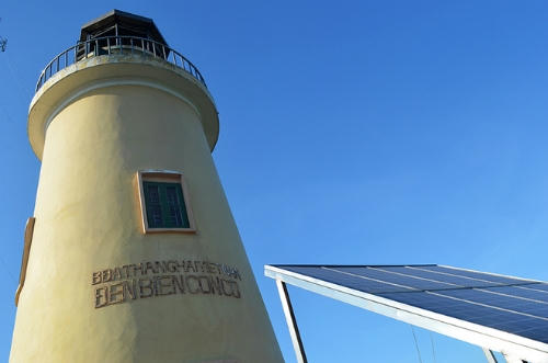 Ngọn hải đăng trên đảo Cồn Cỏ. (Ảnh: Hoàng Táo)