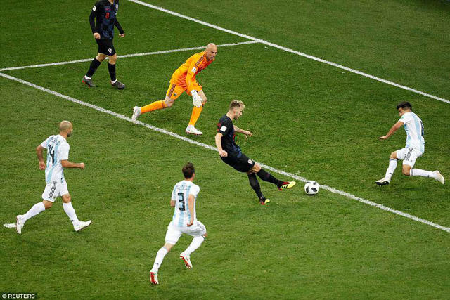 Pha dứt điểm lạnh l&ugrave;ng của Rakitic kết liễu hy vọng của Argentina