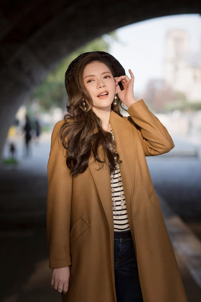 Với áo khoác ngoài tinh tế cùng mẫu áo thun kẻ sọc và quần jeans, Lý Nhã Kỳ toát lên vẻ đẹp đậm chất Pháp bởi những item này chính là “biểu tượng” bất diệt tại kinh đô thời trang thế giới.