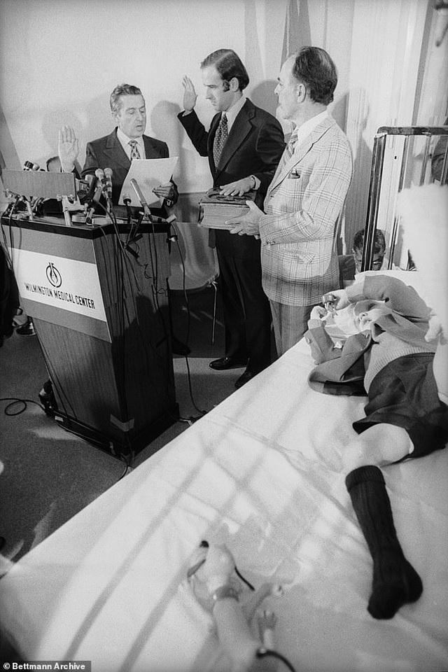 Ông Biden tuyên thệ nhậm chức thượng nghị sĩ ngay cạnh giường bệnh của con trai năm 1972 (Ảnh: Dailymail)