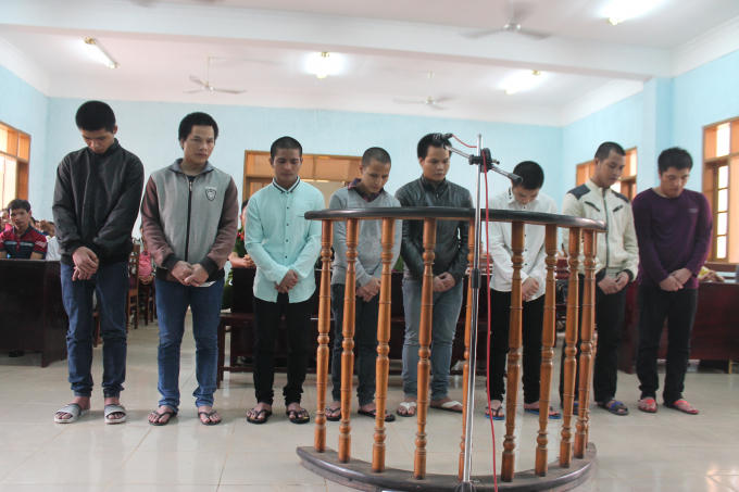 Các đối tượng trước vành móng ngựa.