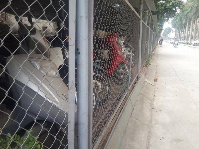 Khu vực nhà để xe rộng hàng nghìn mét, được xây dựng tạm, cột sắt lợp mái tôn, tại nhiều ô, lượng xe máy, xe đạp đã phủ kín.