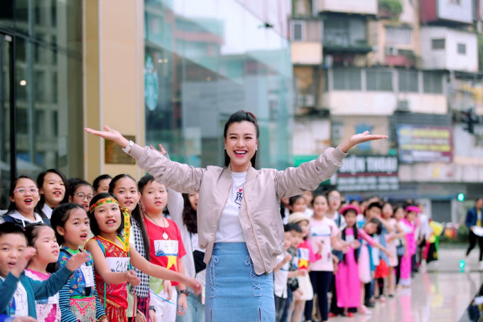 Hoàng Oanh thấy mình trẻ gần chục tuổi khi dẫn Vietnam Idol Kids