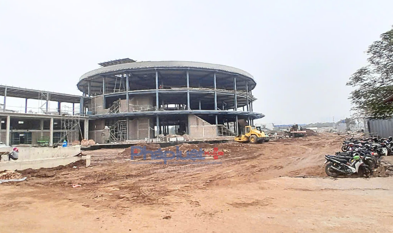Điểm nhấn và cũng là hạng mục chính là tòa nhà hình tròn 4 tầng (3 tầng nổi, 1 tầng hầm), diện tích 2.000 m2 có công năng bán vé, showroom cho thuê và kinh doanh đồ ăn nhanh.