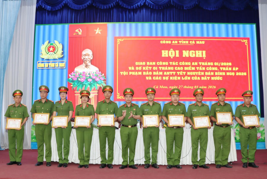 Đại tá Bùi Xuân Khởi trao Giấy khen của Giám đốc Công an tỉnh cho các cá nhân.