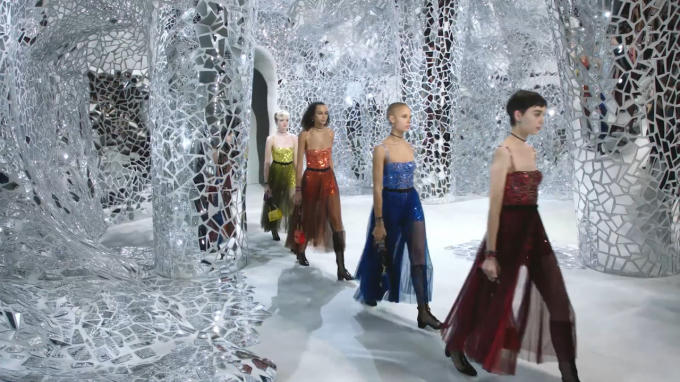 Bản tin Thời trang Plus số 32: Cho&aacute;ng ngợp với s&agrave;n catwalk do thi&ecirc;n t&agrave;i thiết kế Karl Lagerfeld tạo ra