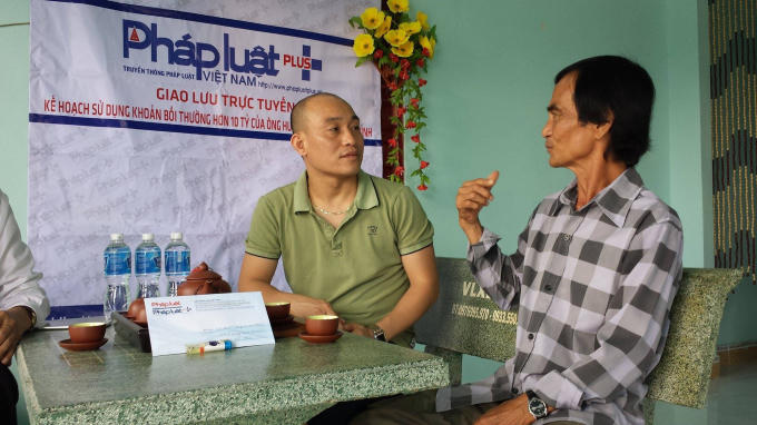 Tổng Thư ký Tòa soạn Pháp luật Plus Phạm Quốc Cường trò chuyện với ông Huỳnh Văn Nén.