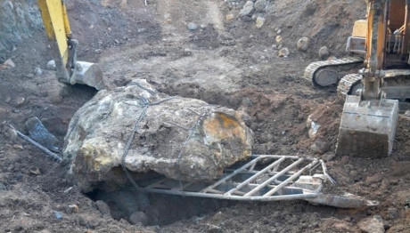 Cận cảnh tảng đ&aacute; 20 tấn nghi kho&aacute;ng sản cực qu&yacute; ở L&acirc;m Đồng