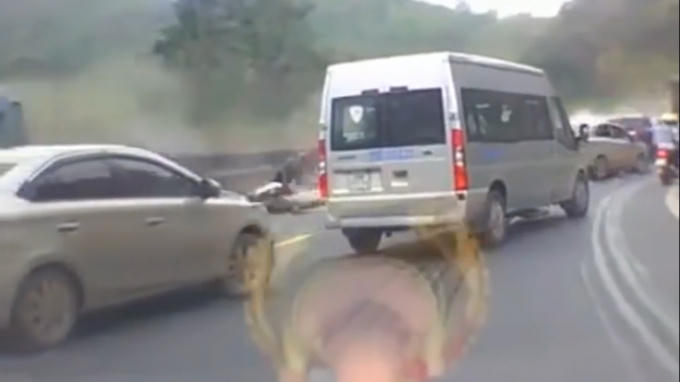 Hình cắt từ clip cho thấy, một người điều khiển xe máy cũng bị cuốn theo.