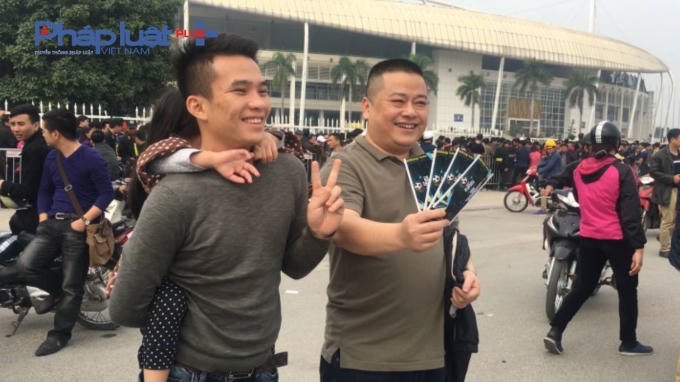 Niềm vui hồ hơi của CĐV khi mua được tấm vé, mặc dù phải bỏ ra số tiền lớn hơn mức giá niêm yết.